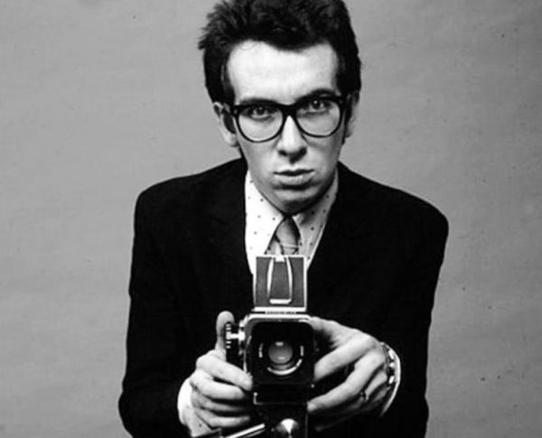 Έλβις Κοστέλο: Nέο EP με ρεμίξ αλά… γαλλικά