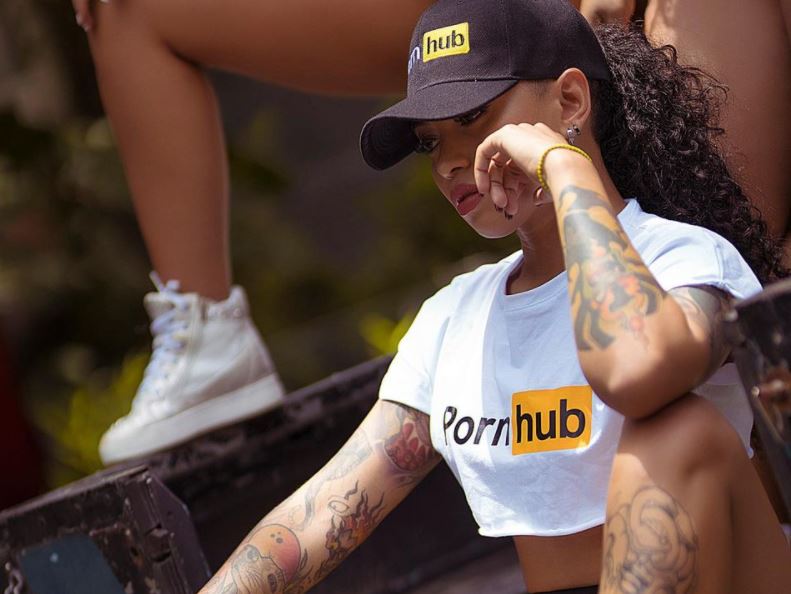 PornHub: Δημόσιο «άδειασμα» από την σύζυγο του μεγιστάνα του πορνό