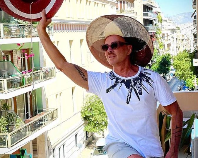 Λάκης Γαβαλάς: Ποζάρει με το σήμα του ΠΑΣΟΚ – Η ατάκα «δηλητήριο»