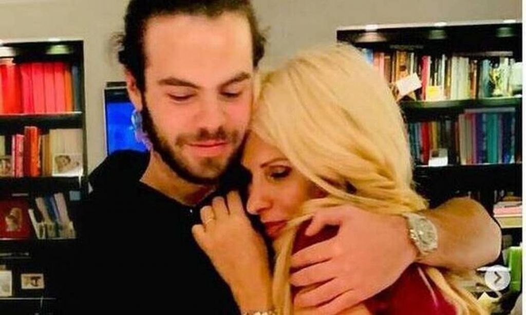 Άγγελος Λάτσιος: Ο γιος της Ελένης Μενεγάκη μεγάλωσε κι είναι ένας κούκλος