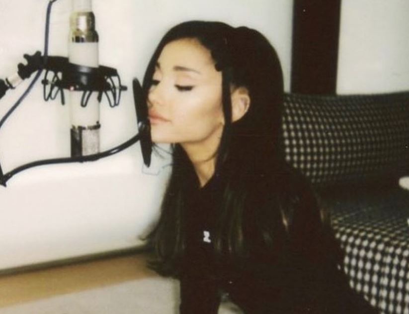 Αριάνα Γκράντε: Φόρος τιμής στα θύματα της τρομοκρατικής επίθεσης στο Μάντσεστερ