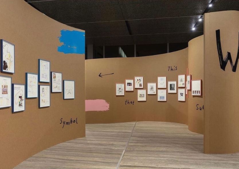 «Who the Bær»: Μια νέα έκθεσή από τον Simon Fujiwara στο Fondazione Prada