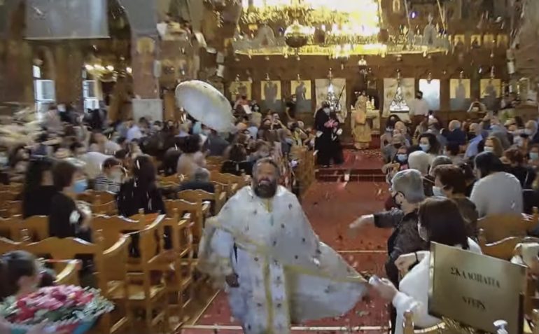 Κύπρος: Ο πάτερ Ηράκλης έκανε και φέτος Πρώτη Ανάσταση «σε χρόνο ρεκόρ»