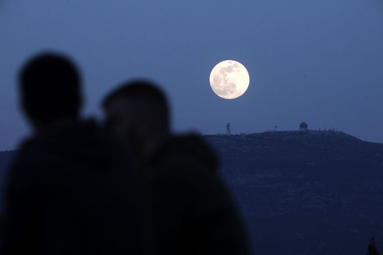 Νικάμε στον πόλεμο, αλλά ας μη δώσουμε αφορμή στον ιό να μας σκοτώσει