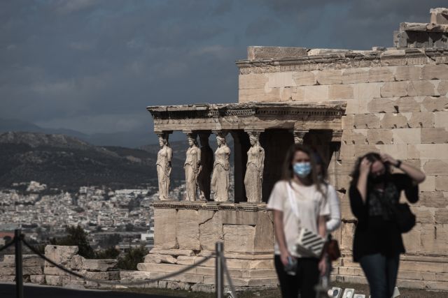 New York Times: Επανεκκίνηση τουρισμού, το μεγάλο στοίχημα της Ελλάδας