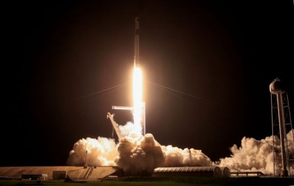 Επέστρεψε στη Γη η κάψουλα της SpaceX – Η εντυπωσιακή στιγμή της προσθαλάσσωσης