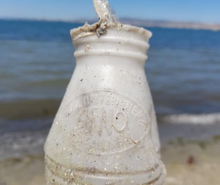Θεσσαλονίκη: Δείτε πώς βρέθηκε σε παραλία ένα πλαστικό μπουκάλι του 1980