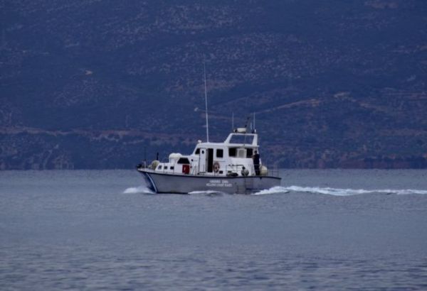 Ακυβέρνητη θαλαμηγός με 170 μετανάστες: Ρυμουλκείται στο λιμάνι της Καλαμάτας