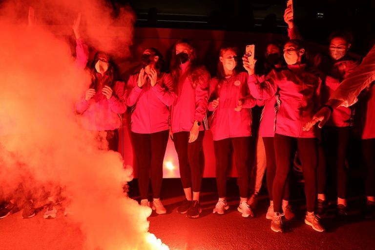 Ολυμπιακός: Αποθέωση για τις πρωταθλήτριες Ευρώπης στο Καραϊσκάκη