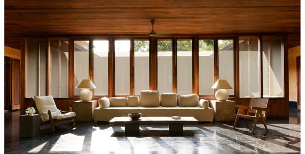 Μια tropical κατοικία στη Γαλλία όλο ξύλο και μινιμαλισμό