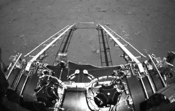 Zhurong καλεί Γη: Στη δημοσιότητα οι πρώτες εικόνες του κινεζικού ρομπότ στον Άρη