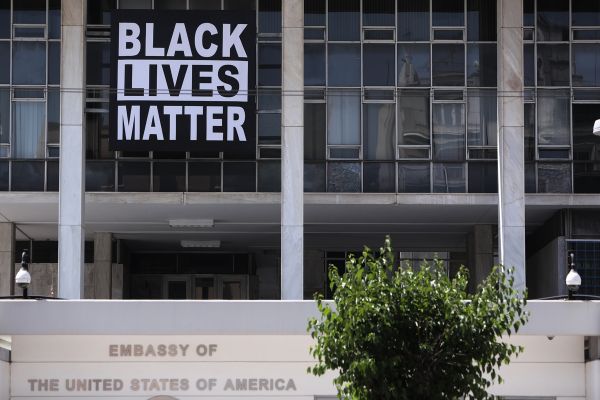 Πανό με σύνθημα BLM στην αμερικανική Πρεσβεία για τον θάνατο του Φλόιντ