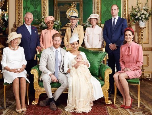 Πρίγκιπας Κάρολος ο... Μονόκερος: Δείτε τα απίστευτα ψευδώνυμα της βασιλικής οικογένειας