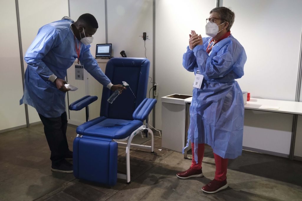 Και εμβόλιο και self test και rapid και μάσκα;