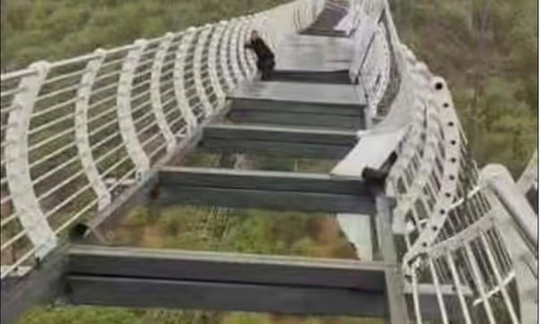 Κίνα: Γέφυρα θρυμματίστηκε – Τουρίστας βρέθηκε να κρέμεται στα 100 μέτρα ύψος