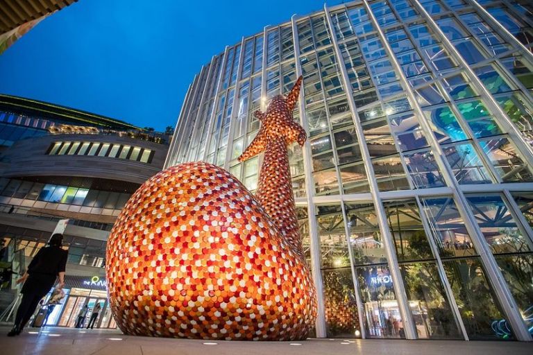 Ένας γιγαντιαίος σκίουρος 15 μέτρων «κρυφοκοιτάζει» βοτανικό κήπο