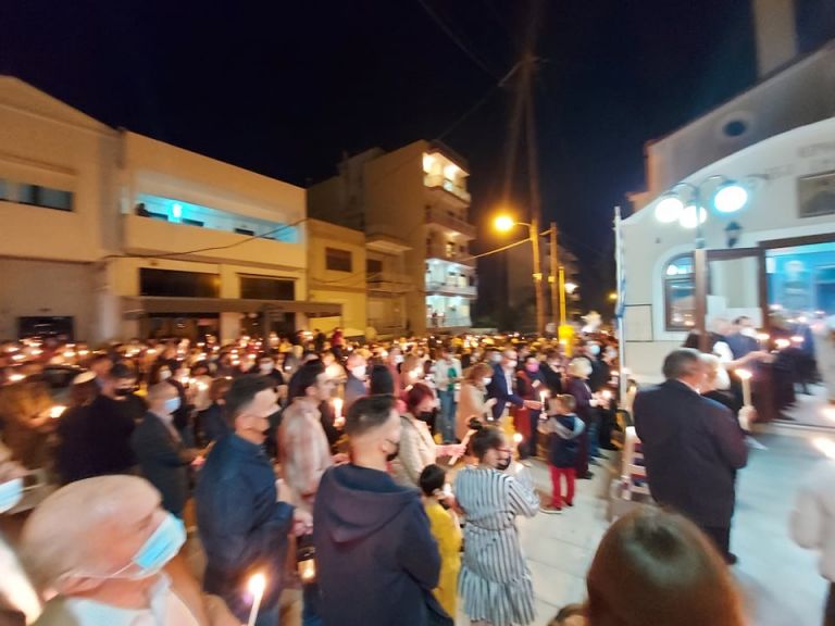 «Χριστός Ανέστη» με κατάνυξη, με μέτρα και πλήθος πιστών στις εκκλησίες της Λέσβου