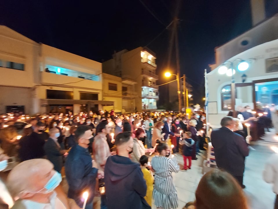 «Χριστός Ανέστη» με κατάνυξη, με μέτρα και πλήθος πιστών στις εκκλησίες της Λέσβου
