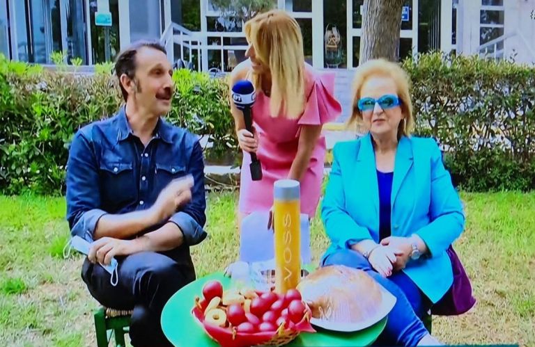 Ματίνα Παγώνη: Έσπασε το ίντερνετ η εκκεντρική εμφάνισή της στα μπλε