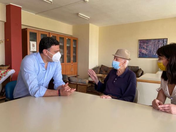 Κικίλιας: Συναντήθηκε με τον ηλικιωμένο που εμβολιάστηκε πρώτος στην Ελλάδα