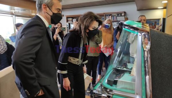 Αγγελοπούλου: Εντυπωσιάστηκε από το τζουκ μποξ στο γραφείο του Ζέρβα – Ποιο τραγούδι άκουσε