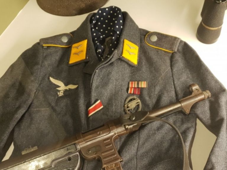 Στην Κρήτη λάτρεις των Γερμανών αλεξιπτωτιστών παρά την ακύρωση της ναζιστικής φιέστας