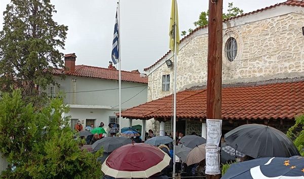 Θεσσαλονίκη: Συνωστισμός σε κηδεία ιερέα – αρνητή που πέθανε από κοροναϊό