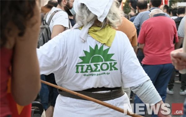 Με μπλουζάκι ΠΑΣΟΚ η γιαγιά που έκλεψε την παράσταση στη συγκέντρωση του ΚΚΕ