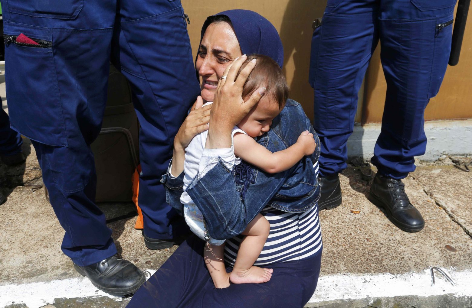 Στην αγκαλιά της μάνας: Η μητέρα - πρόσφυγας μέσα από συγκλονιστικές φωτογραφίες