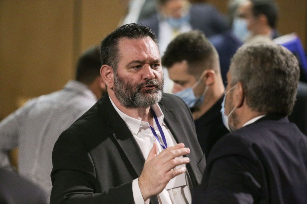 Γιάννης Λαγός: Στα χέρια των αξιωματικών της ΕΛ.ΑΣ ο χρυσαυγίτης ευρωβουλευτής