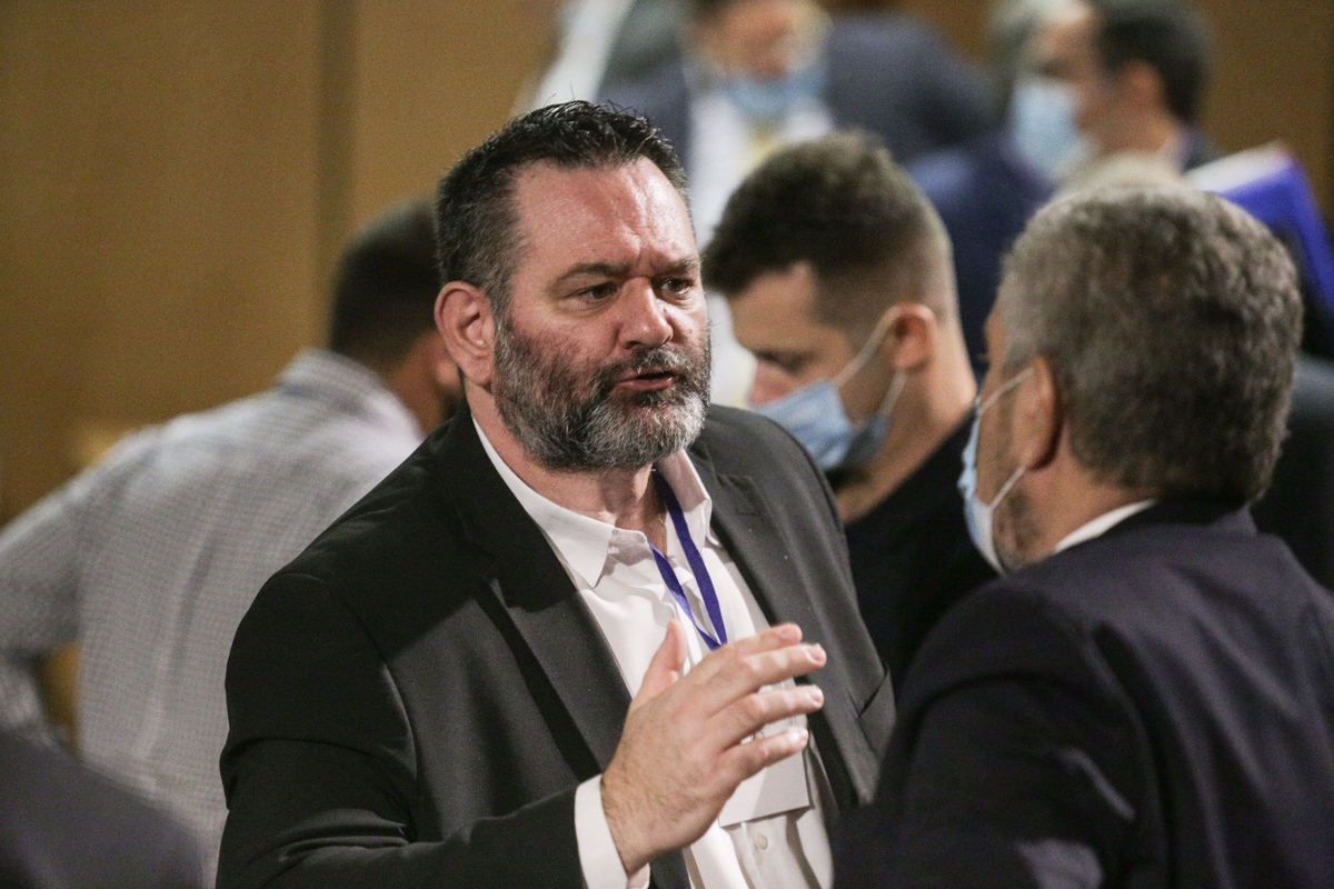 Γιάννης Λαγός: Στα χέρια των αξιωματικών της ΕΛ.ΑΣ ο χρυσαυγίτης ευρωβουλευτής