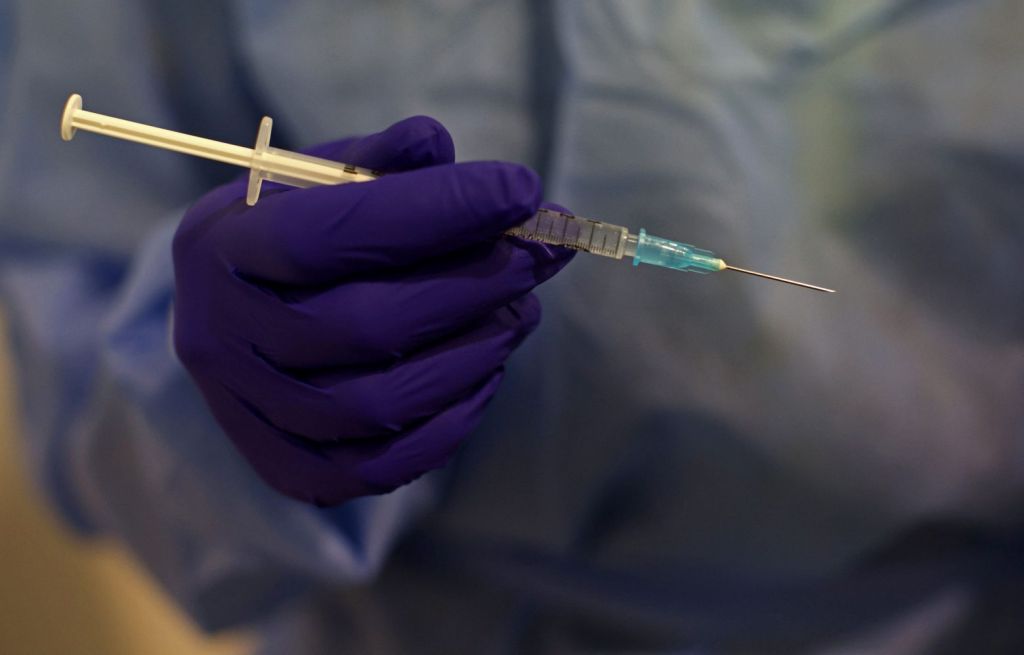 Εμβόλιο AstraZeneca: Πόσο να ανησυχούμε για τις σπάνιες θρομβώσεις – Τι πρέπει να προσέχουμε
