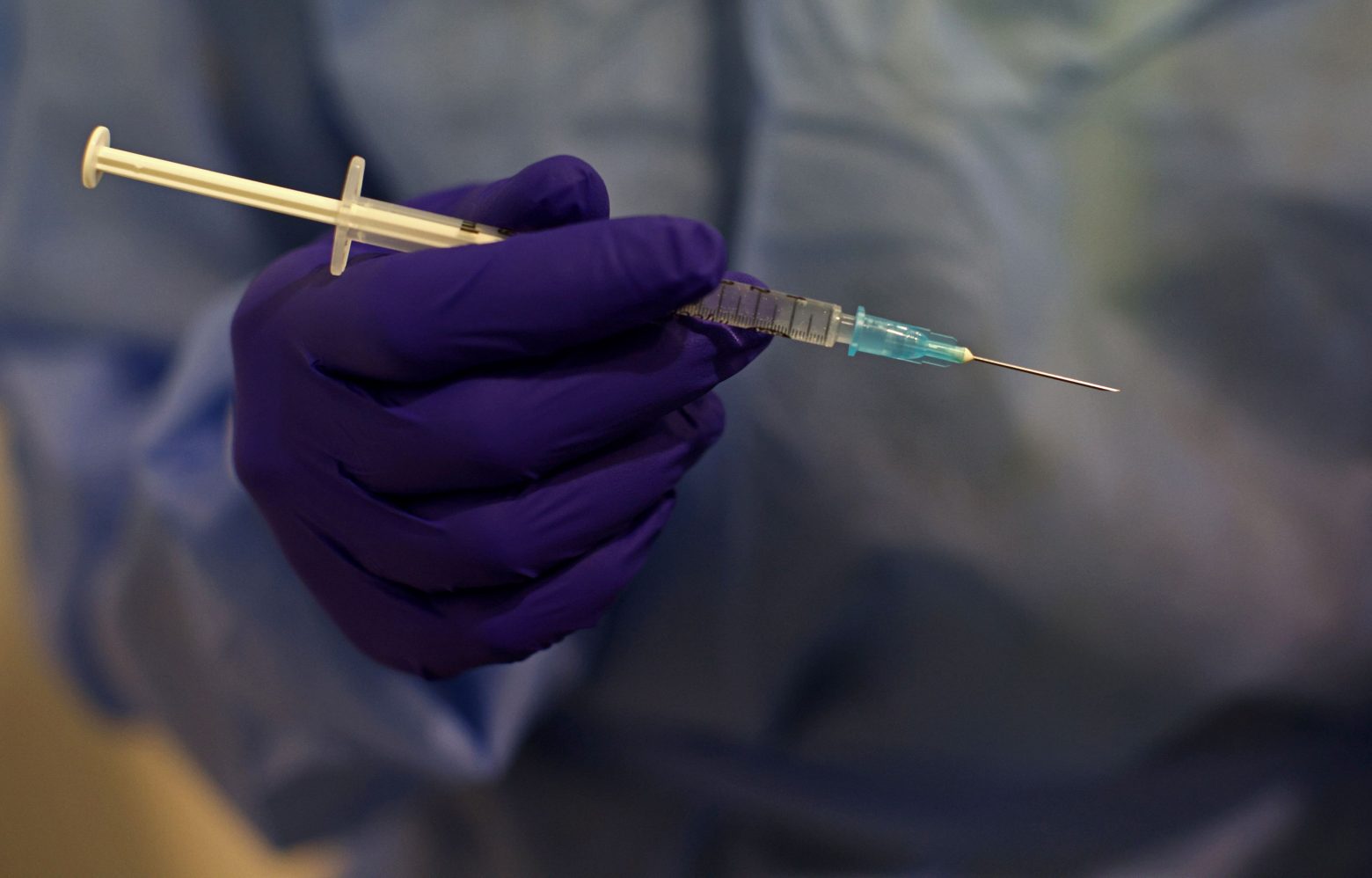 Εμβόλιο AstraZeneca: Πόσο να ανησυχούμε για τις σπάνιες θρομβώσεις - Τι πρέπει να προσέχουμε