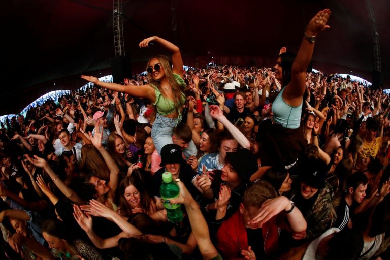 Βρετανία: Ένα φεστιβάλ «για επιστημονικούς λόγους» με τη συμμετοχή 5.000 ανθρώπων, στο Λίβερπουλ