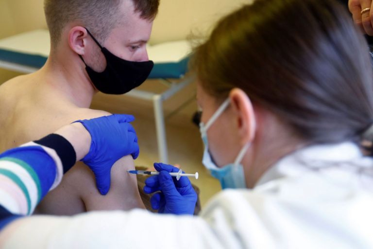 Εμβόλιο Pfizer: «Στα τέλη Μαΐου» η έγκριση για εφήβους 12-15 ετών στην ΕΕ