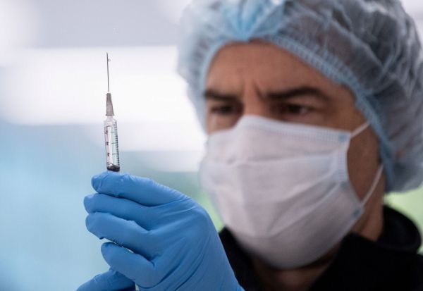 Εμβόλια AstraZeneca, Pfizer: Μείωση της πιθανότητας θανάτου κατά 80% από την πρώτη δόση
