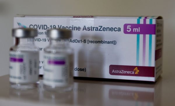 Εμβόλιο AstraZeneca: Να μην χορηγείται δεύτερη δόση σε όσους εμφάνισαν θρόμβους, λέει ο ΕΜΑ