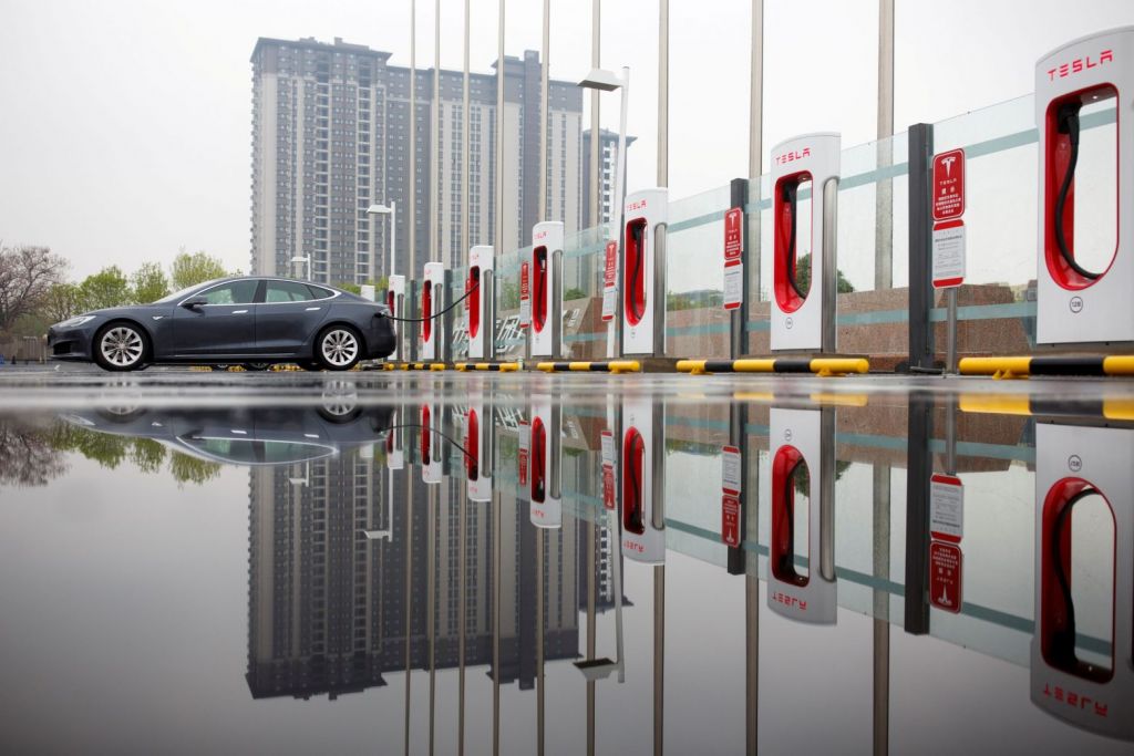 Tesla: Η Κίνα απαγορεύει τα αυτοκίνητα του Μασκ σε ευαίσθητες εγκαταστάσεις