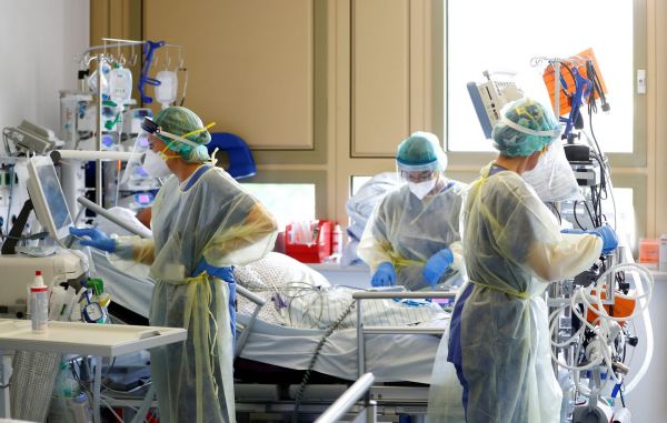 Κοροναϊός: Σχεδόν οι μισοί βγαίνουν από το νοσοκομείο σε κακή κατάσταση