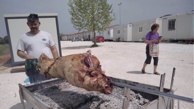 Πάσχα: Πώς γιόρτασαν οι σεισμόπληκτοι σε Δαμάσι και Μεσοχώρι
