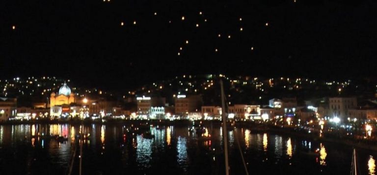 Μυτιλήνη: Αψήφησαν τον κοροναϊό και ξεχύθηκαν στην προκυμαία – Εικόνες από τα ιπτάμενα φαναράκια