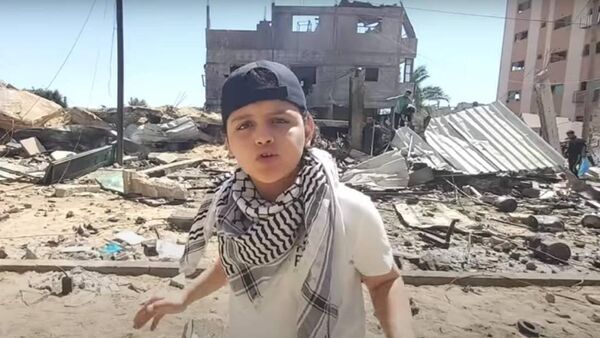 Γάζα: Ο μικρός MC Abdul ραπάρει στα συντρίμμια της πόλης του και γίνεται viral