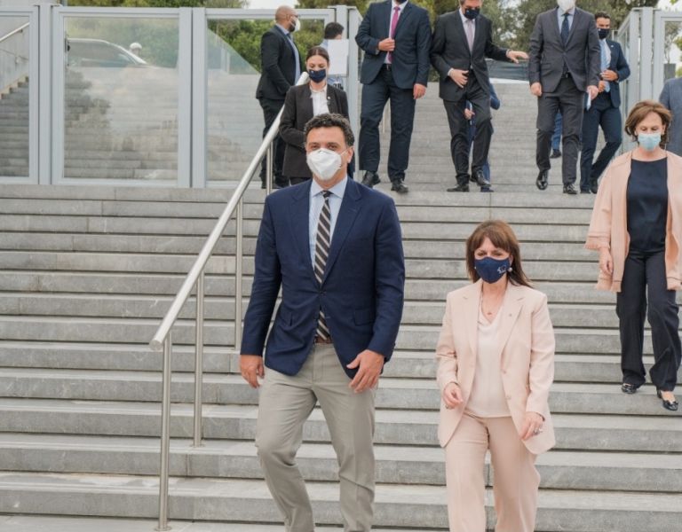 Βασίλης Κικίλιας: «Επιλέγω να μην καπνίζω» – Η εφαρμογή του αντικαπνιστικού νόμου είναι μία παρακαταθήκη