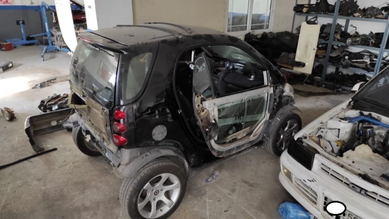 Εξαρθρώθηκε σπείρα που έκλεβε Smart και πωλούσε ναρκωτικά