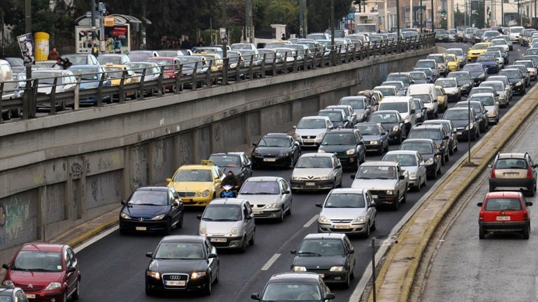 Κίνηση: Κυκλοφοριακό κομφούζιο στην Αθήνα - Μποτιλιάρισμα χιλιομέτρων στον Κηφισό