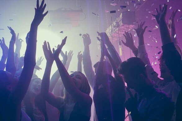 Πάτρα: Συνεχίζονται τα ξέφρενα πάρτι στις σκάλες Γεροκωστόπουλου