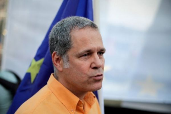 Ακραία ανάρτηση Τζήμερου: Προτείνει στον Βαρουφάκη να «πάρει στο σπίτι του» τους καλλιτέχνες του «Εμπρός»