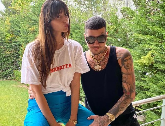 Snik: Στην Τζια με γοητευτική παρουσία μετά τον χωρισμό με την Ηλιάνα Παπαγεργίου