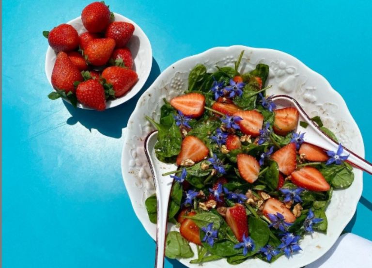 Δροσερή σαλάτα με σπανάκι, μαρούλι, φράουλες και πορτοκάλι