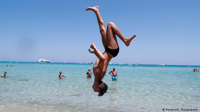 Πρωτομαγιά στις πλαζ οι Ιταλοί